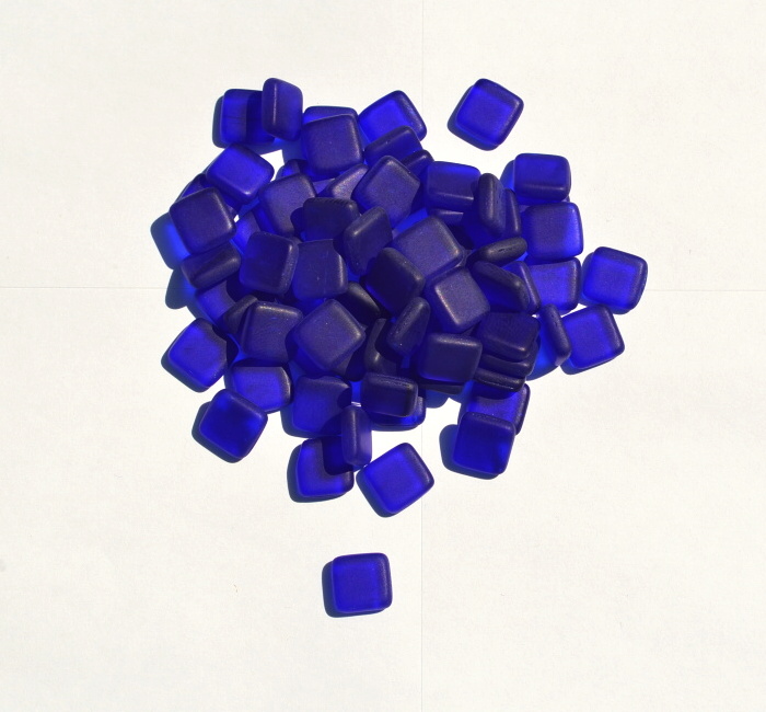 skleněné kamínky k mozaice - čtvereček (modrofialová)