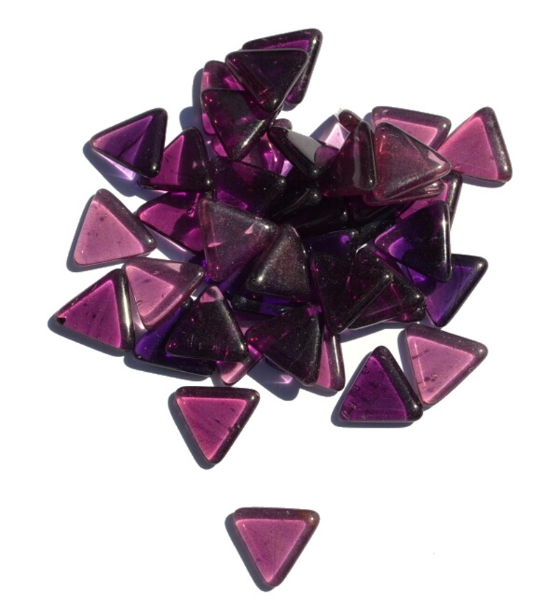 skleněné kamínky k mozaice - trojúhelníček (fialová průhledná)